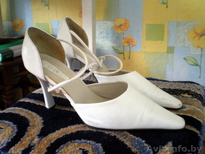 Продам туфли женские белого цвета, размер 38,39 (2 пары),б/у. - Изображение #1, Объявление #239747